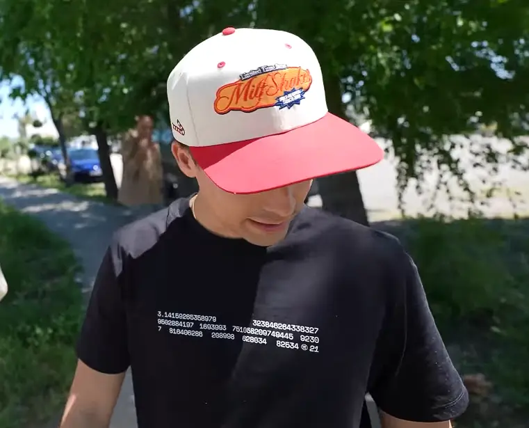 Nil Ojeda con la camiseta π-Shirt
